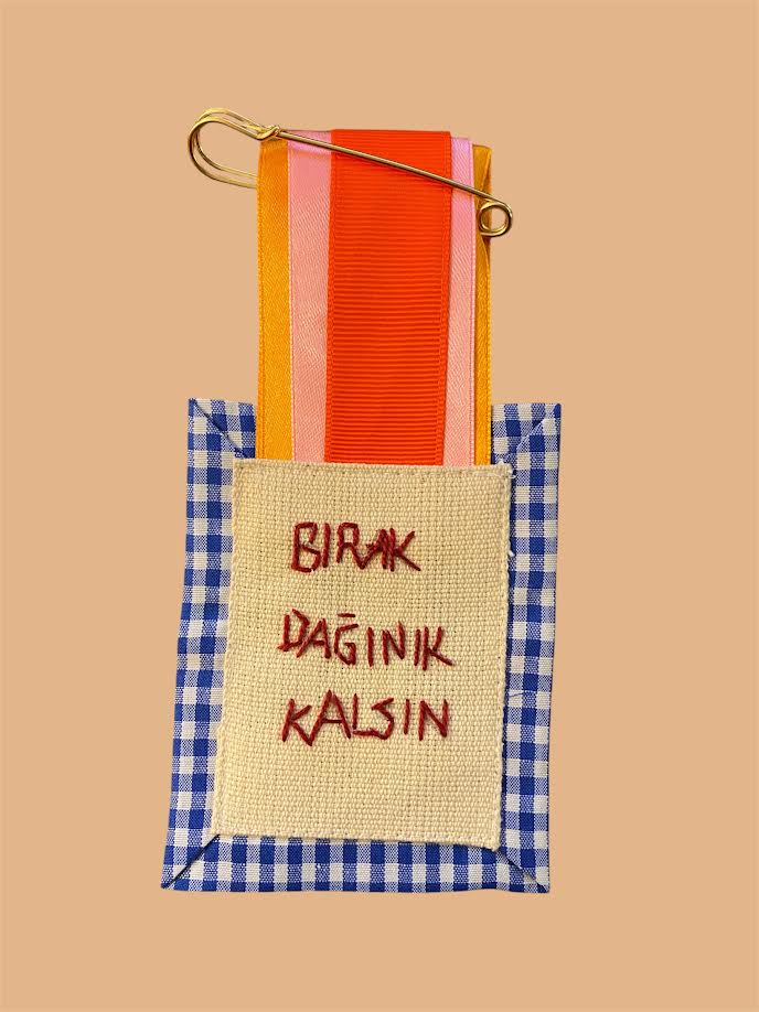 BIRAK DAĞINIK KALSIN Yaka Patch