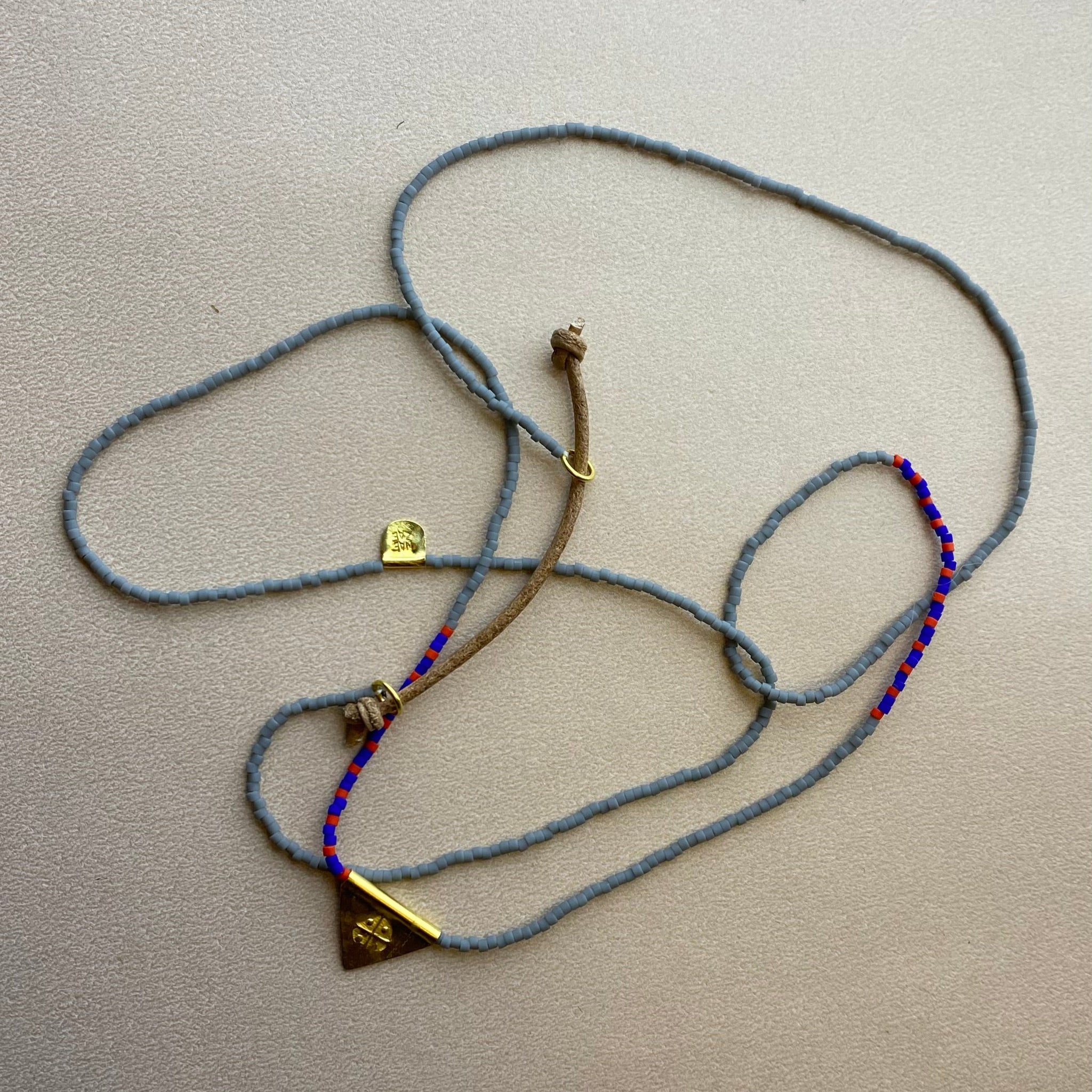 Takara Üçgen Kolye - Gri & Kırmızı